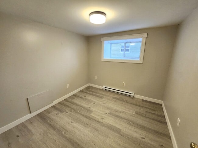 Building Photo - 160 Charlotte St W