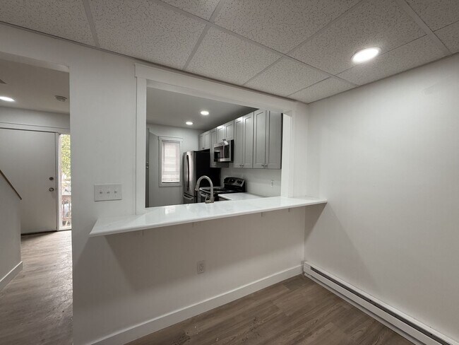 Building Photo - Biscayne/Sarasota 2 Bedroom Townhome newly renovated for you!