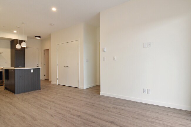 Building Photo - Bright 1 Bed Condo Backing Onto Greenbelt in Park Hill Willoughby Heights