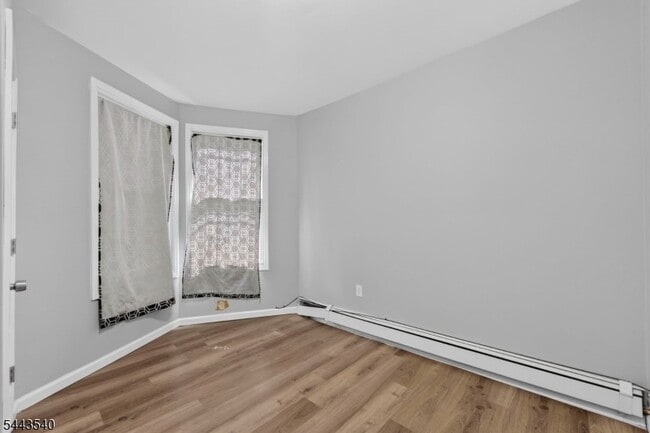 Building Photo - 437-439 7th Ave W
