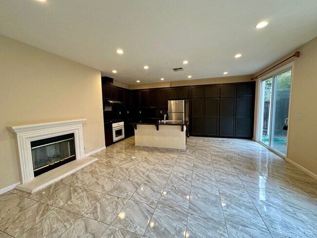 Foto del edificio - Bright 4 Bedroom 3 Bathroom Union City!!