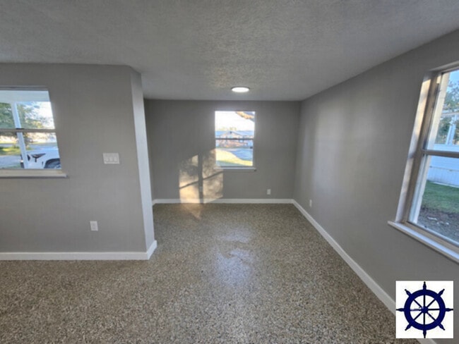 Building Photo - 257 Nelle Ave