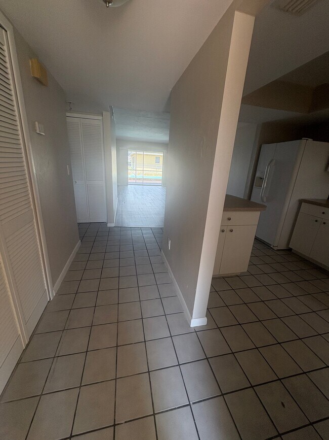 Building Photo - 706 SE 13th Ct