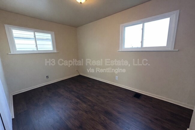 Building Photo - 133 Charlene St