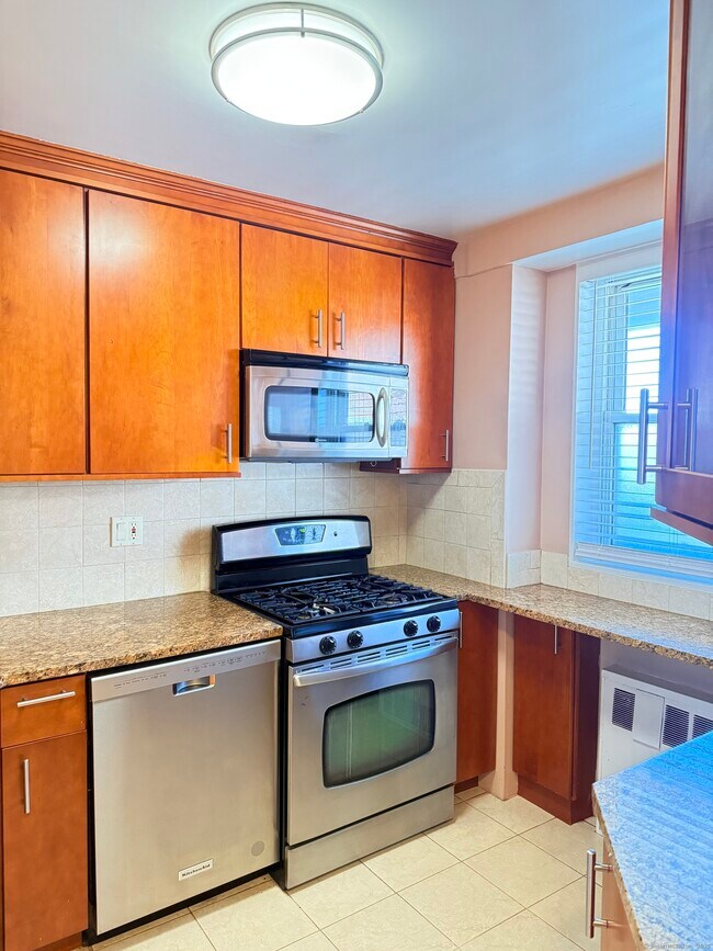 Foto del edificio - 91 Strawberry Hill Ave