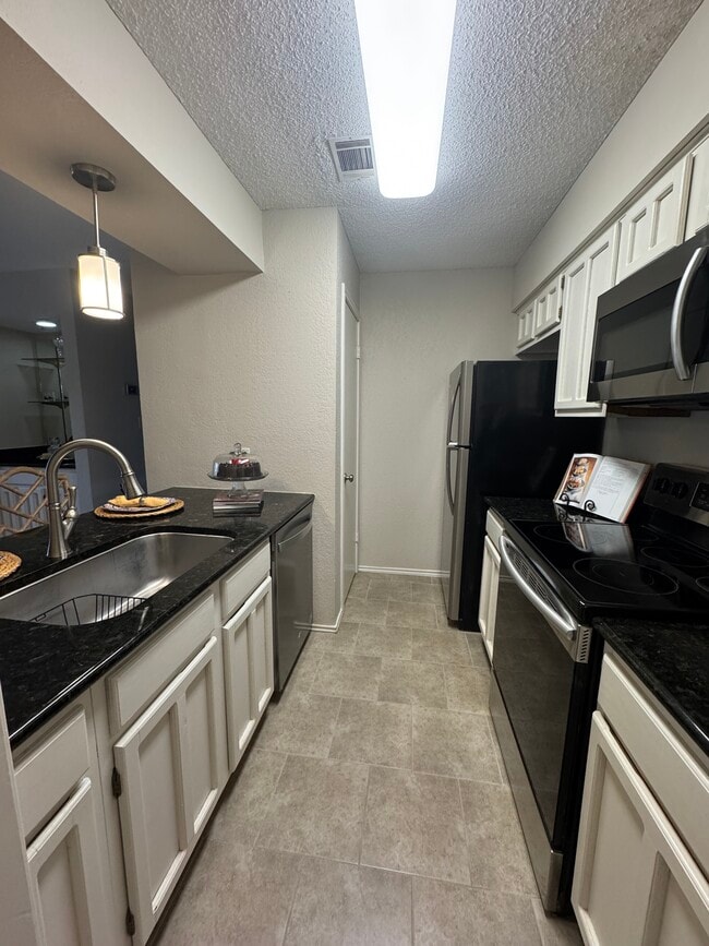 Building Photo - 1202 Thorpe Ln
