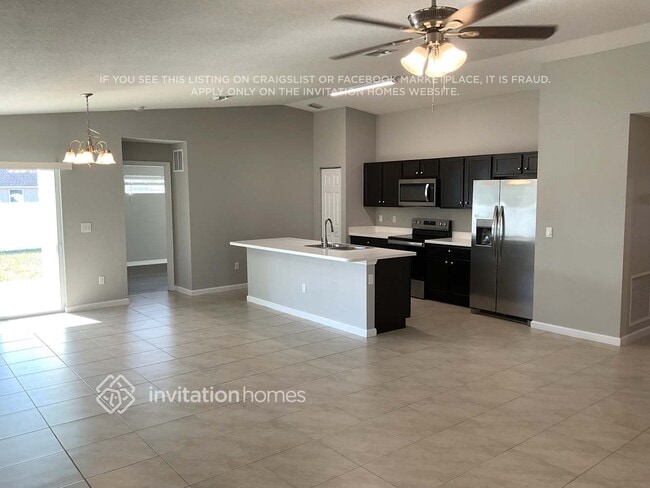 Building Photo - 886 SW Del Rio Blvd