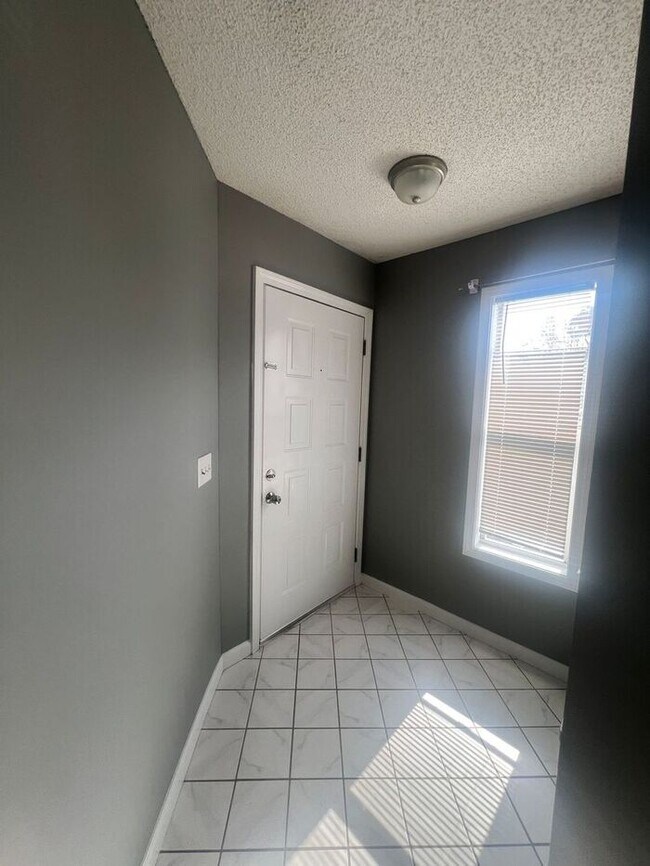 Foto del edificio - RENT SPECAIL*** $1400 For APRIL & MAY RENT.Breezewood Condo, 2 Brd/2bath Screen Porch! LVP wood f...