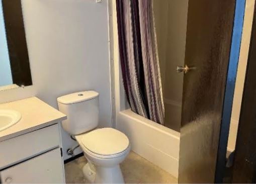 Photo du bâtiment - 3 bed 1.5 bath - Large unit - closer to Olds College