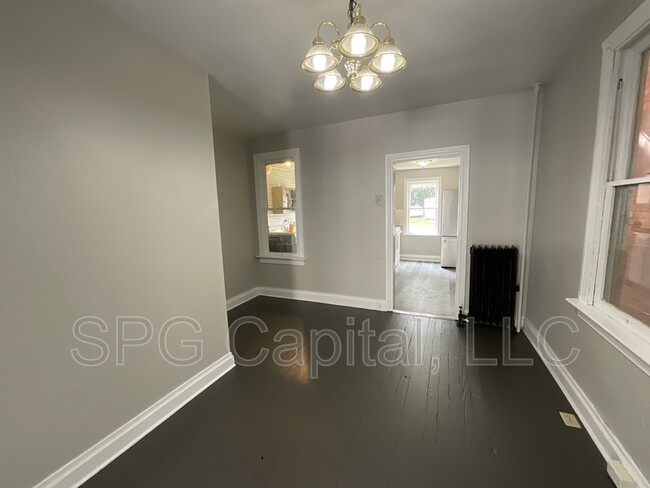 Building Photo - 324 N Franklin St