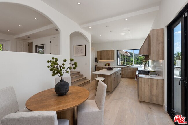 Foto del edificio - 9714 Oak Pass Rd