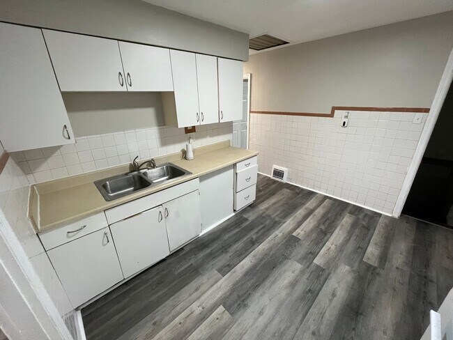 Foto del edificio - Renovated Two Bedroom One Bath Coming Avai...