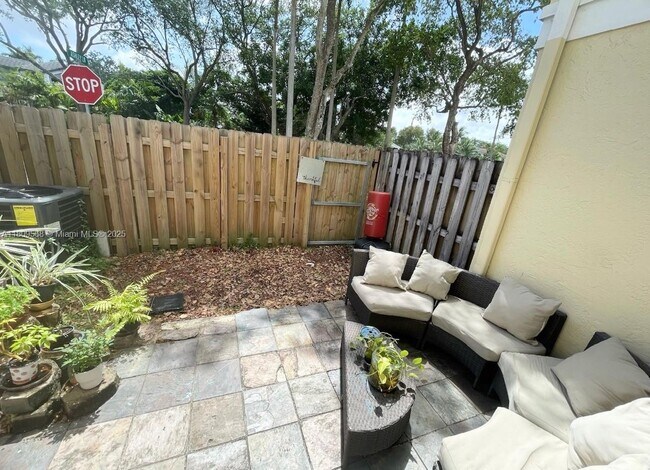 Foto del edificio - 2893 Belmont Ln