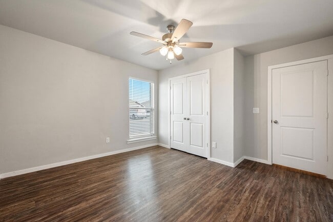 Building Photo - 2022 Kenwood Ave