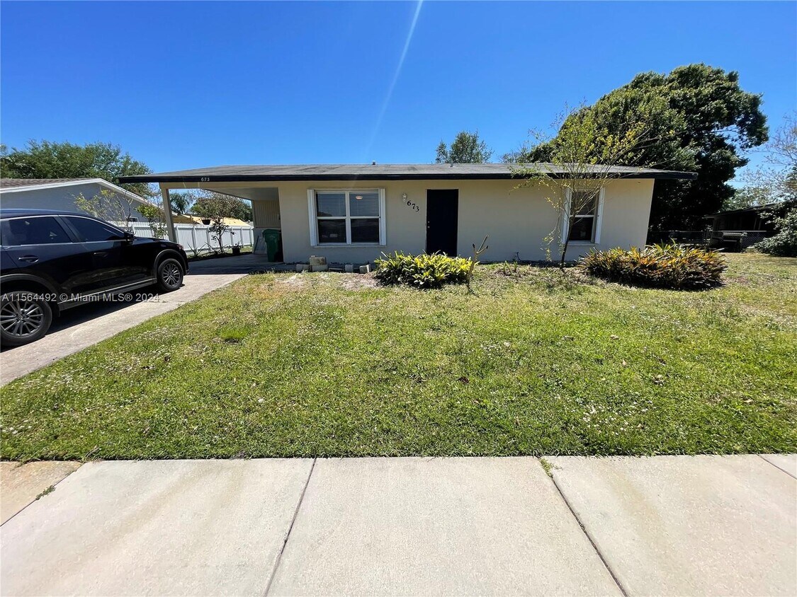Foto principal - 673 SW Branford Rd