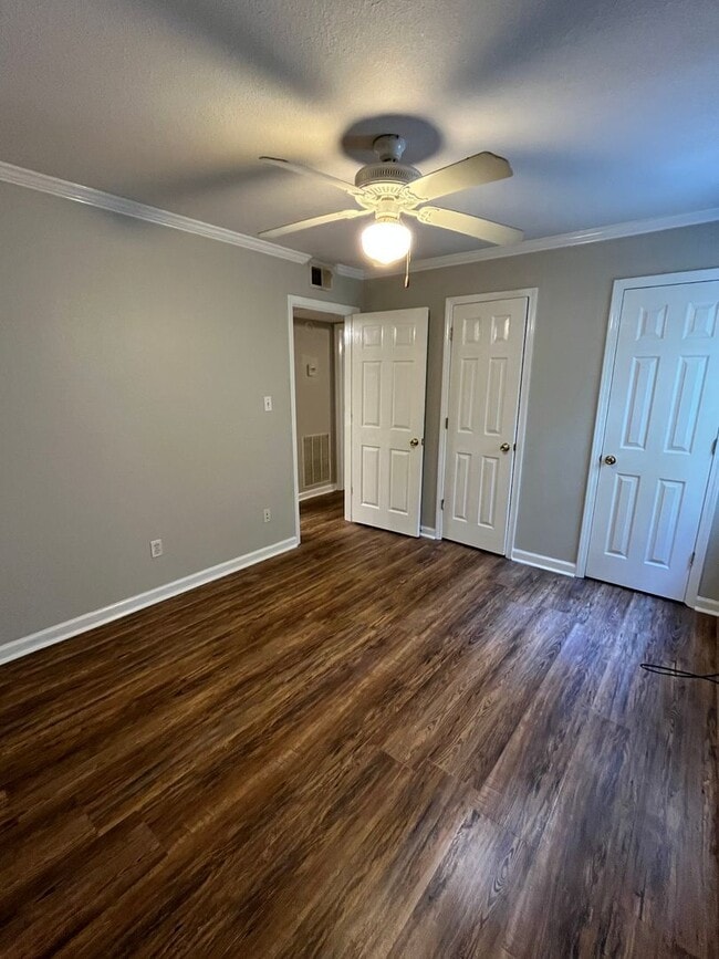 Building Photo - 2-Bedroom Condo – Walk or Bike to Campus!