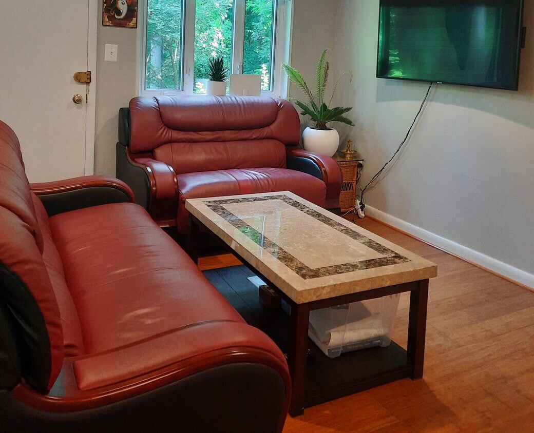 Foto principal - 10513 Montrose Ave