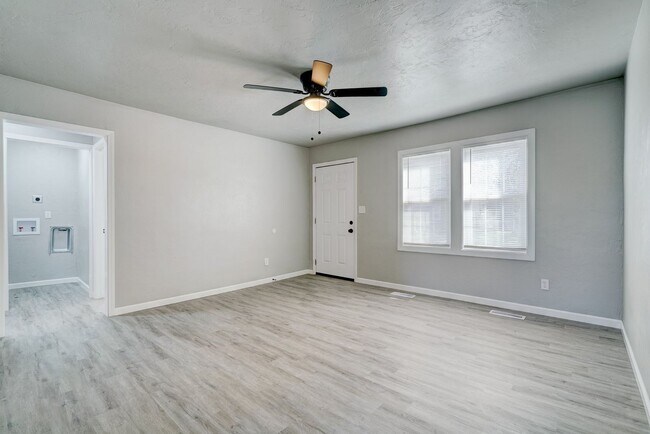 Foto del edificio - Charming Renovated Home with Spacious Backyard