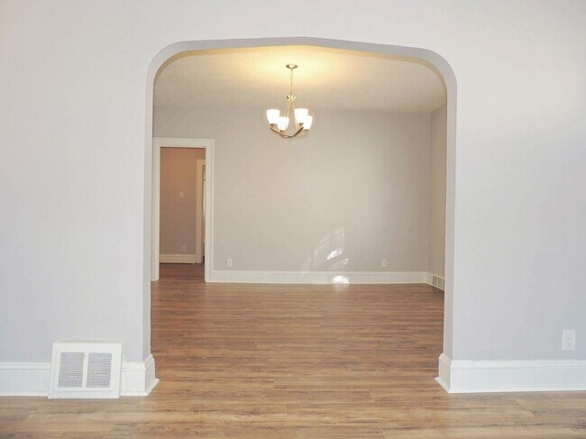 Building Photo - Beautiful 4 Bed - 1 Bath Bungalow for Rent in Cleveland Heights!