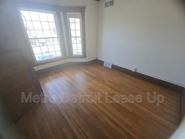 Foto del edificio - 3759 Columbus St