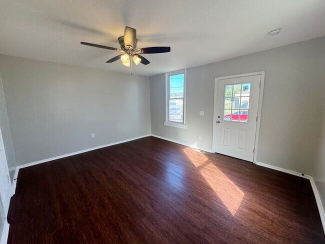 Foto del edificio - Charming 2-Bedroom Single-Family Home for Rent in Dayton, KY – Pet Friendly!