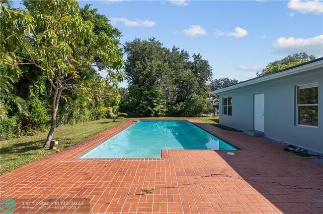 Building Photo - 701 Azalea Ct