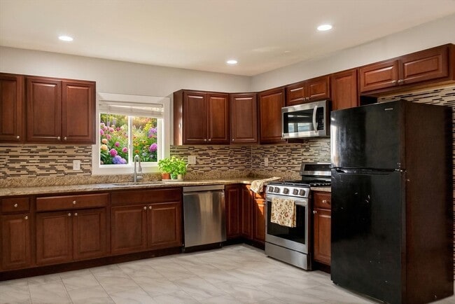 Building Photo - 247 Pilgrim Ave