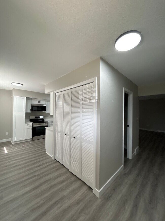 Foto del edificio - Beautifully Redone 3-Bedroom, 1.5-Bathroom Condo with Attached Garage – $1,725/Month (Lawn Care &...