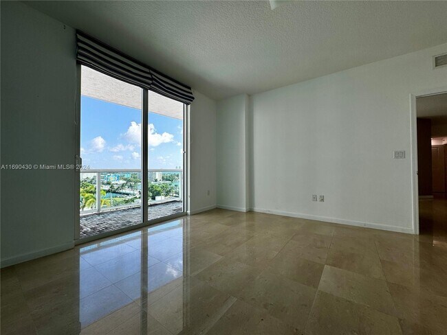 Foto del edificio - 7900 Harbor Island Dr
