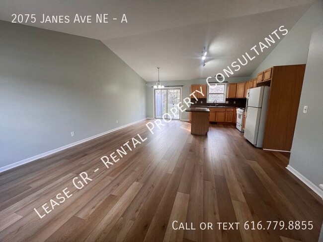 Building Photo - Spacious Duplex near Riverside Park!