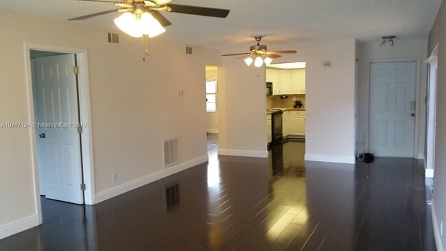 Foto del edificio - 3641 NW 95th Ter