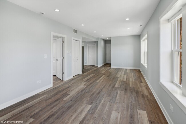 Building Photo - 2556 N Kilbourn Ave