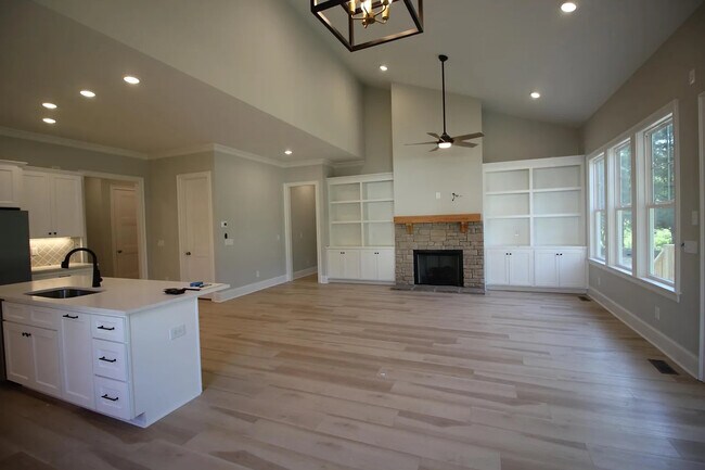 Foto del edificio - Room in House on Phelps West Rd