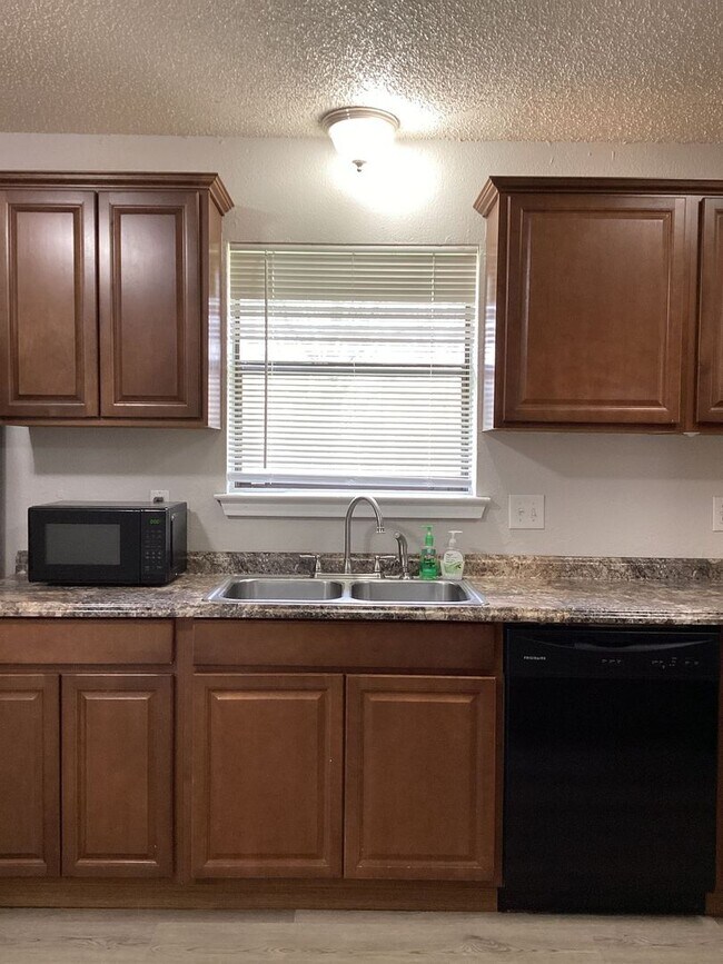 Building Photo - PRICE REDUCTION - AVAILABLE NOW!