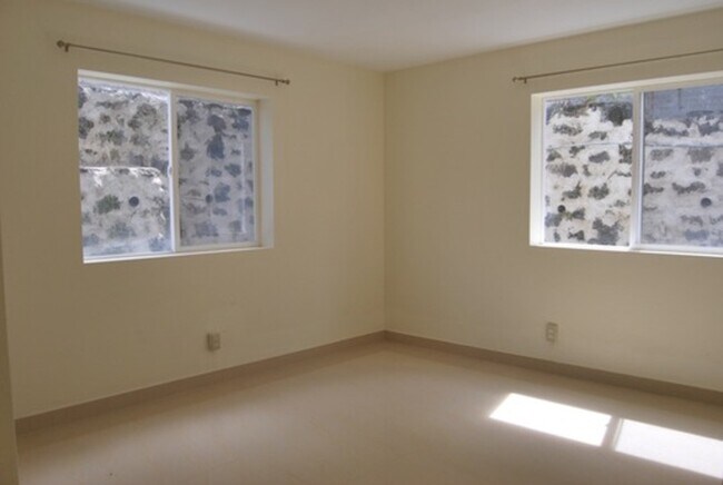 Building Photo - 3037 Kahaloa Dr