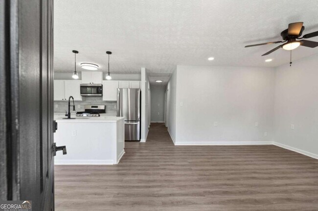 Building Photo - Fully renovated, 3 bed, 1 full bath, new LVP, new paint, granite counters, open floor plan, W/D h...