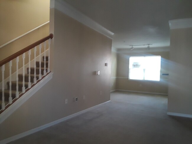 Building Photo - Large Tri-Level Townhome in Metrowest