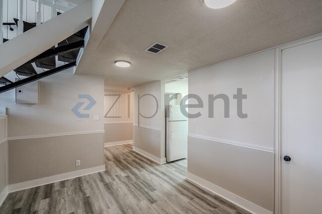 Foto del edificio - 19 Lakeway St