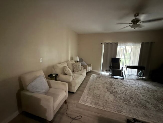 sala de estar - 13493 Prism Ct