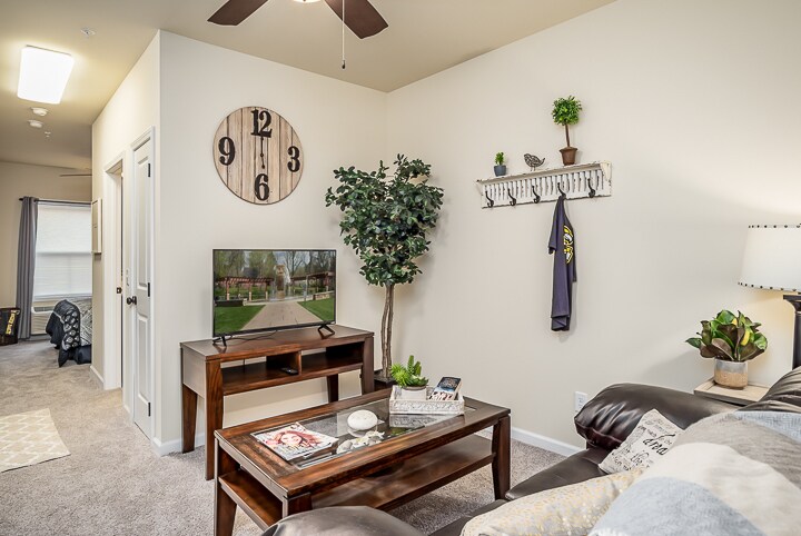Foto principal - 310 W 9th St