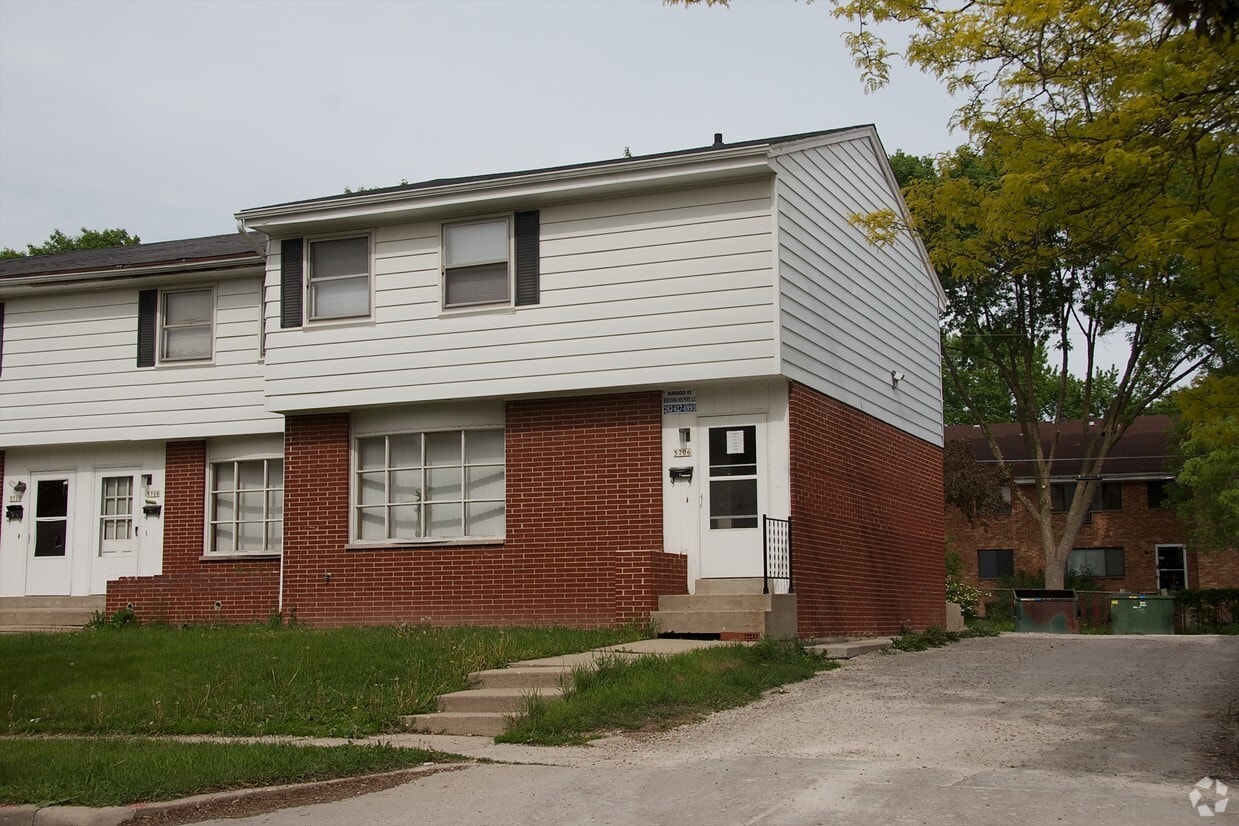 Building Photo - 5706 N 95th St