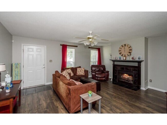 Building Photo - 3 bedroom, 2 bath home in Amherst off of C...