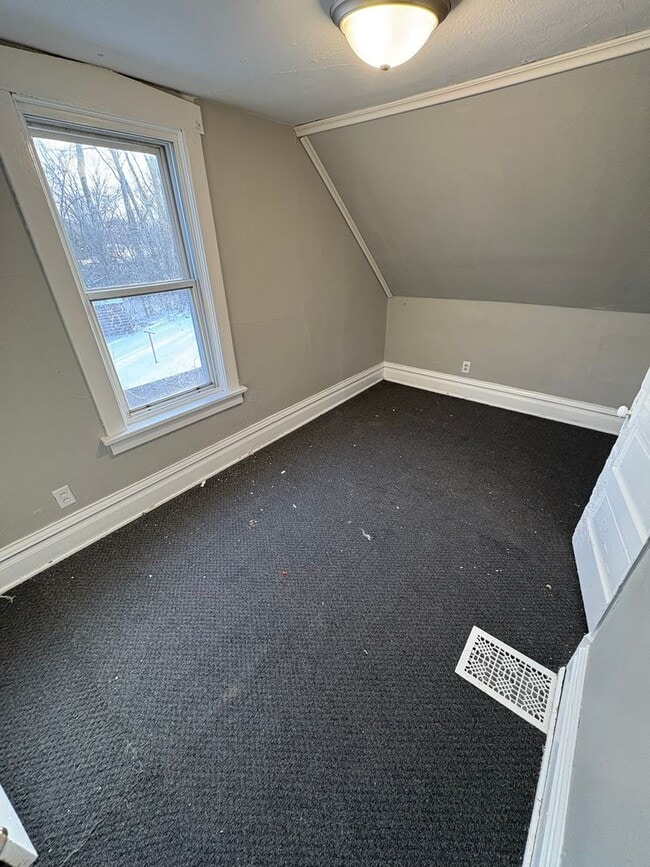 Building Photo - Two bedroom/ Two bath house