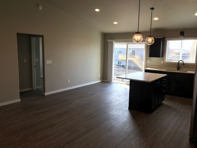 Foto del edificio - 821 Cathy Dr W