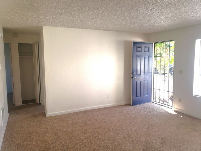 Foto del edificio - Updated Four-Plex in SE Portland with Fenc...