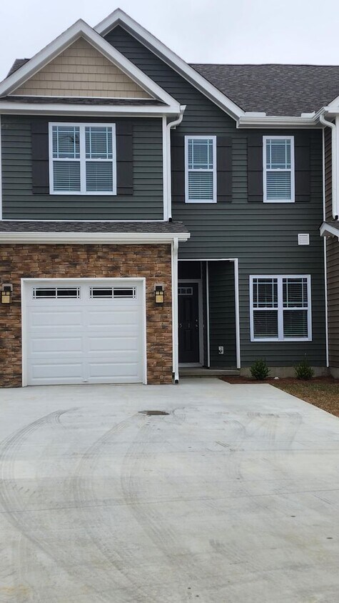 Primary Photo - 1815 Fox Den Way