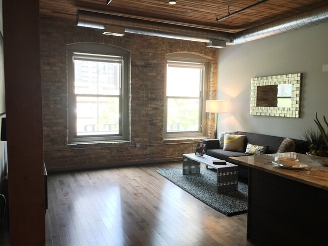 Building Photo - 502 E Illinois St