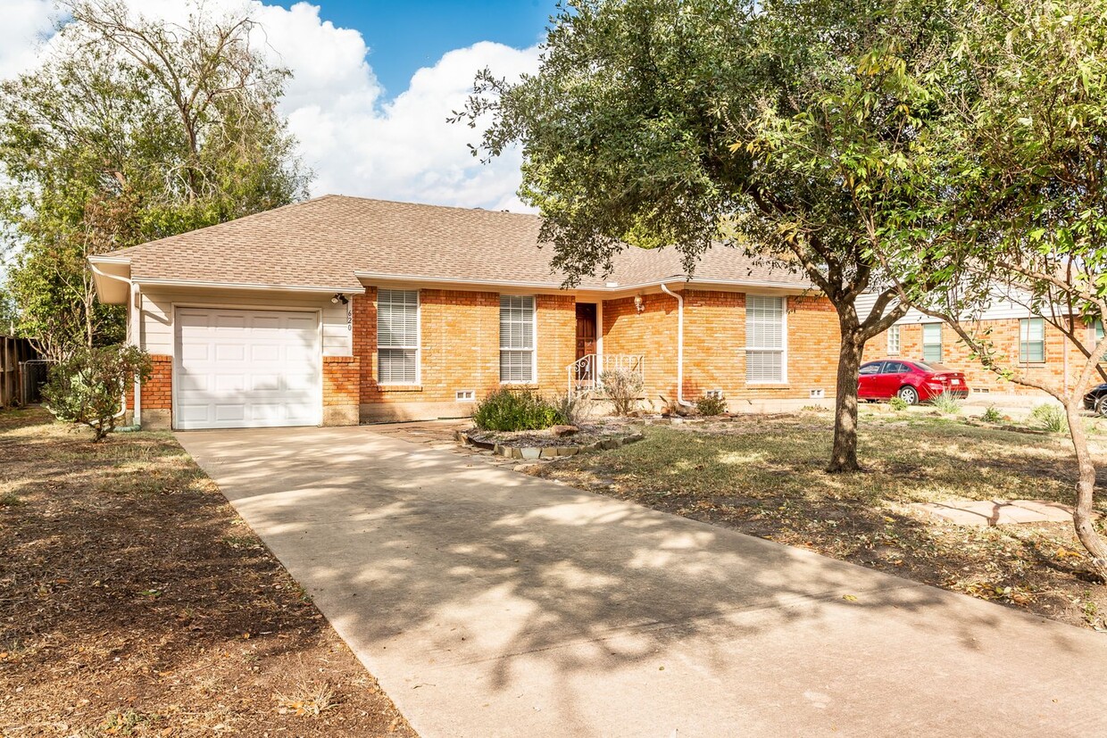 Foto principal - 2 Bedroom, 2 Bath Home in Richardson Heights