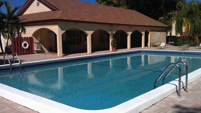 nice pool - 480 NW 20th St