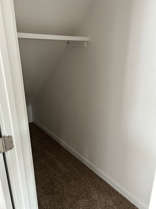 Building Photo - Renovated 3-bedroom, 2 full bath home is n...